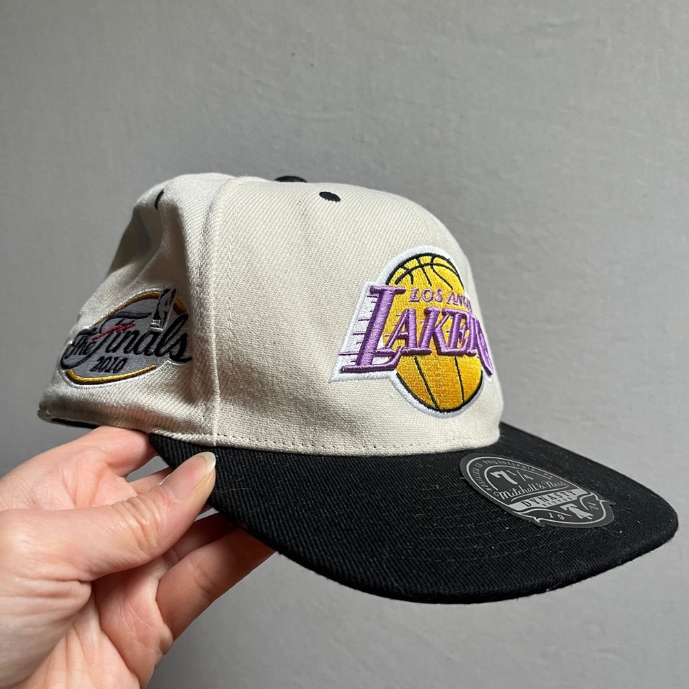 Mitchell & Ness Los Angeles Lakers 2010 NBA FINALS White Black Fitted Hat 7 1/4